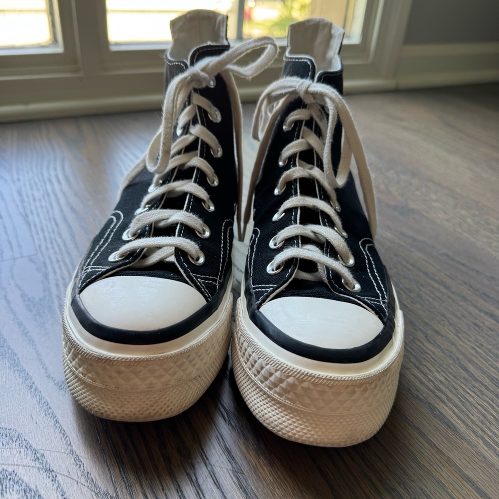 Woman’s Converse Chuck Taylor All Star 70 Hi Plus. Size 8